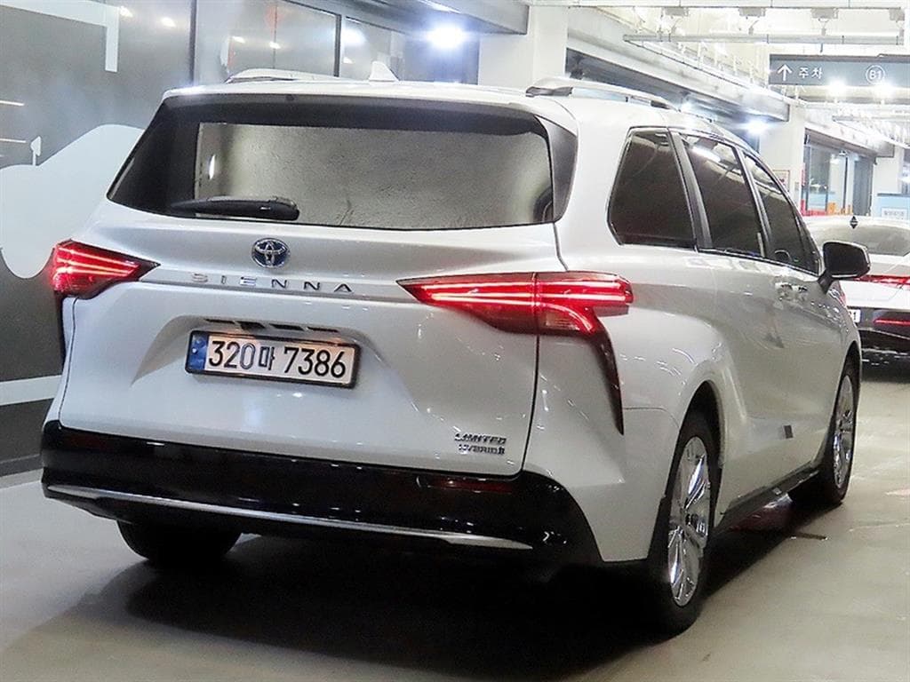 Toyota Sienna2.5L hybrid 2WD - 4