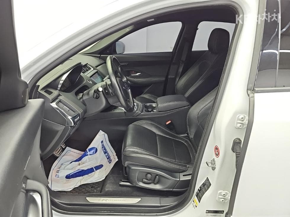 Jaguar E-PACEP250 R-Dynamic SE - 11