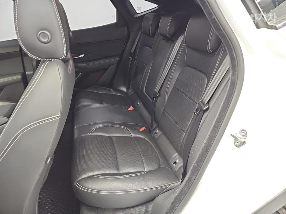 Jaguar E-PACEP250 R-Dynamic SE - 12