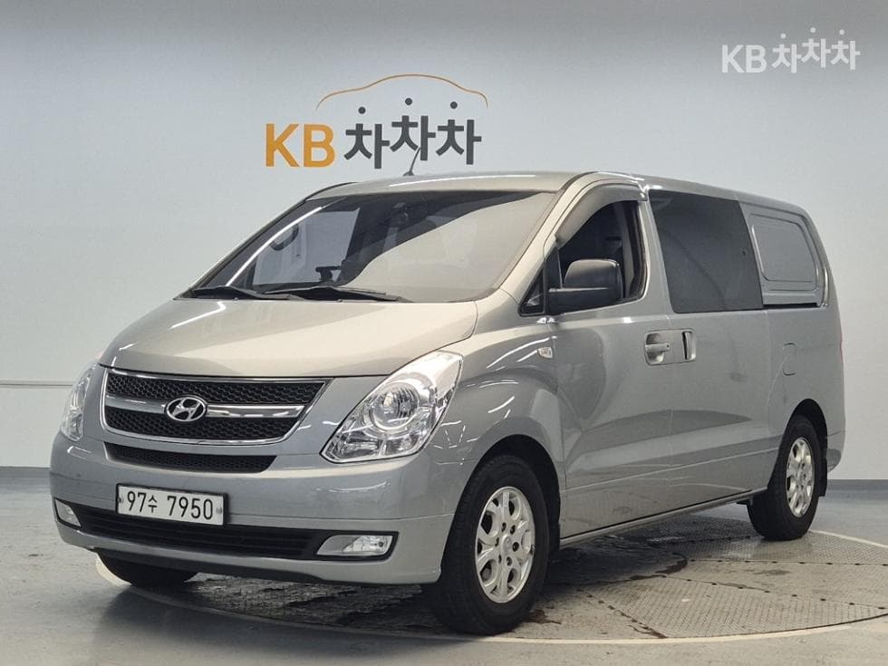 Hyundai Grand Starex 5-seater Van CVX Luxury - Image 1
