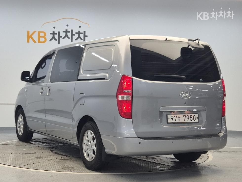 Hyundai Grand Starex5-seater Van CVX Luxury - 2