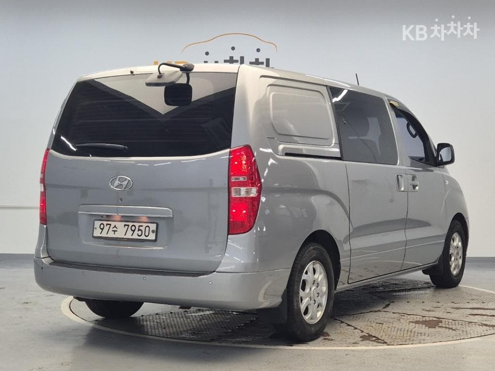 Hyundai Grand Starex5-seater Van CVX Luxury - 3
