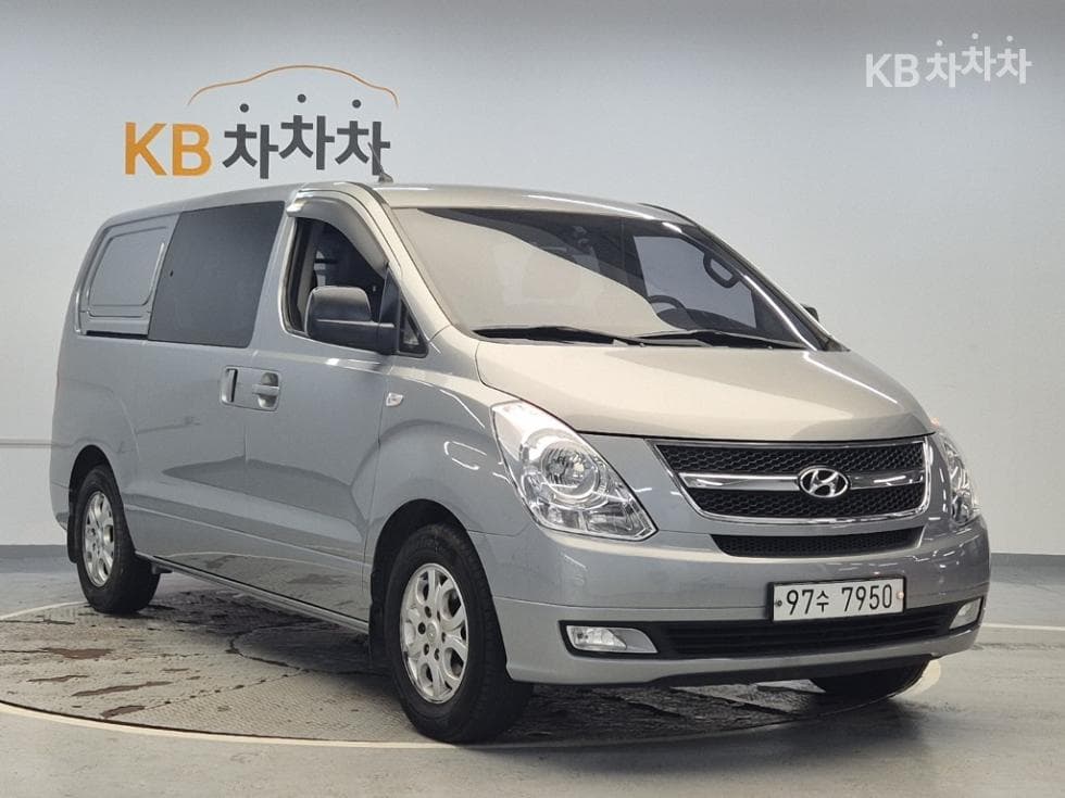 Hyundai Grand Starex5-seater Van CVX Luxury - 4