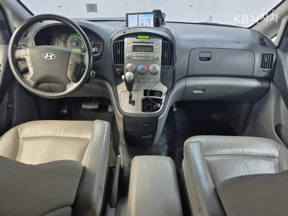 Hyundai Grand Starex5-seater Van CVX Luxury - 7