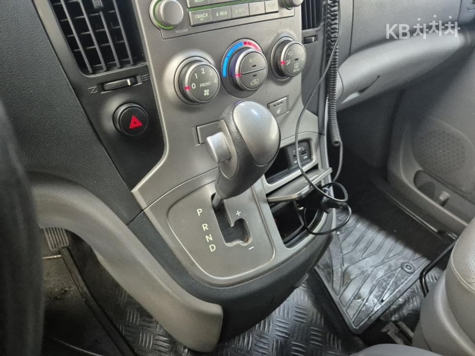 Hyundai Grand Starex5-seater Van CVX Luxury - 8