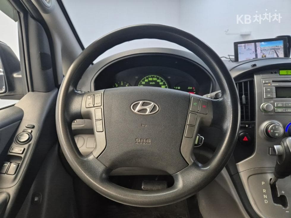 Hyundai Grand Starex5-seater Van CVX Luxury - 9