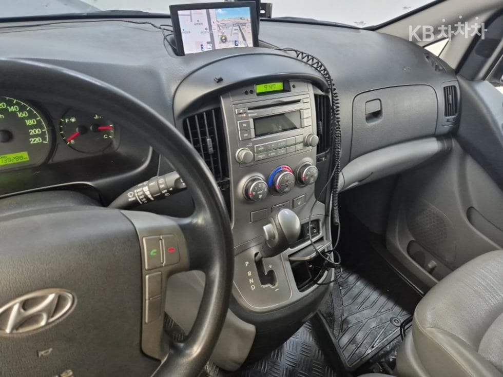 Hyundai Grand Starex5-seater Van CVX Luxury - 10