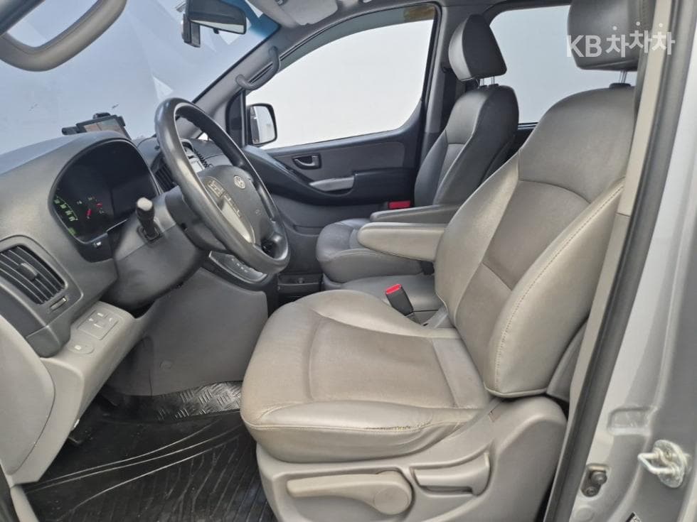 Hyundai Grand Starex5-seater Van CVX Luxury - 11