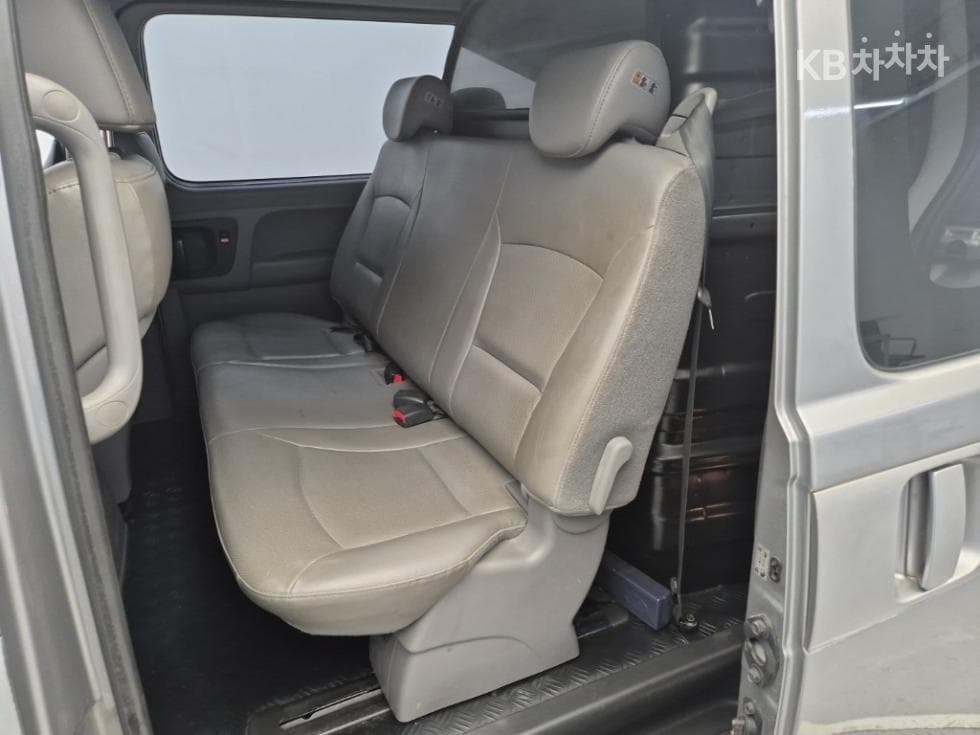 Hyundai Grand Starex5-seater Van CVX Luxury - 12