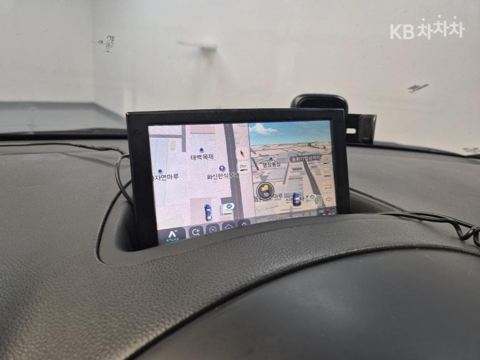Hyundai Grand Starex5-seater Van CVX Luxury - 13