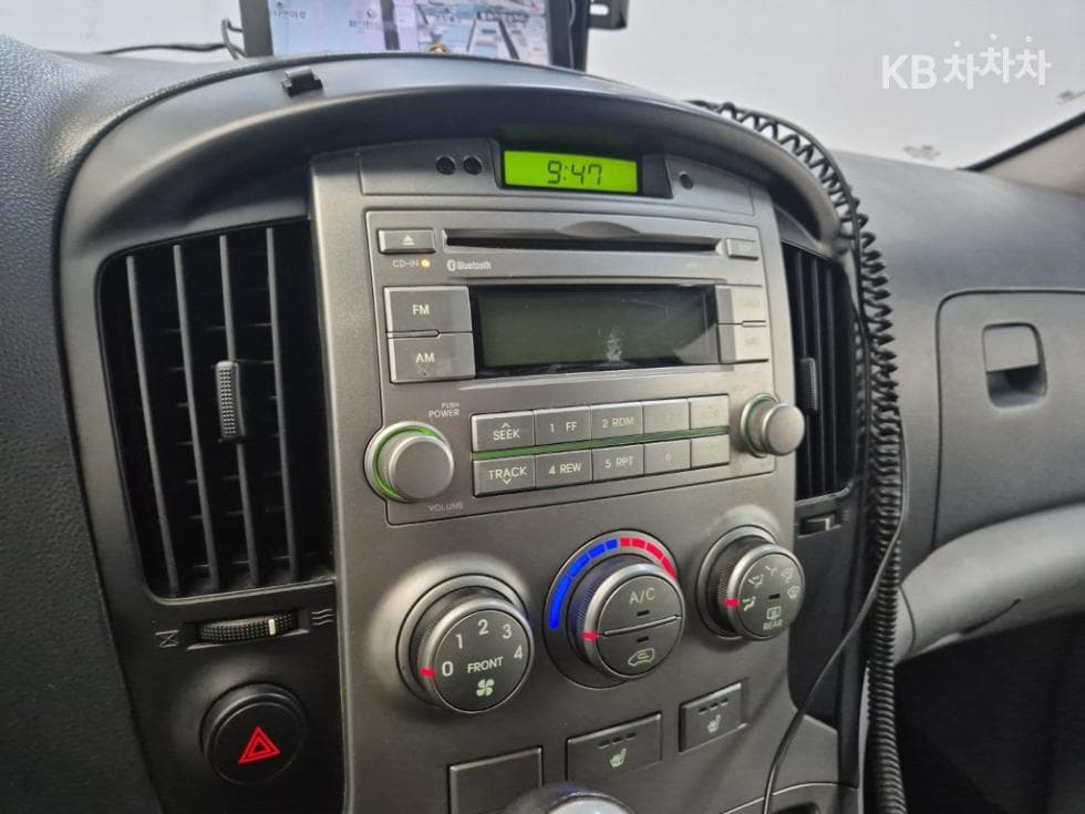Hyundai Grand Starex5-seater Van CVX Luxury - 14