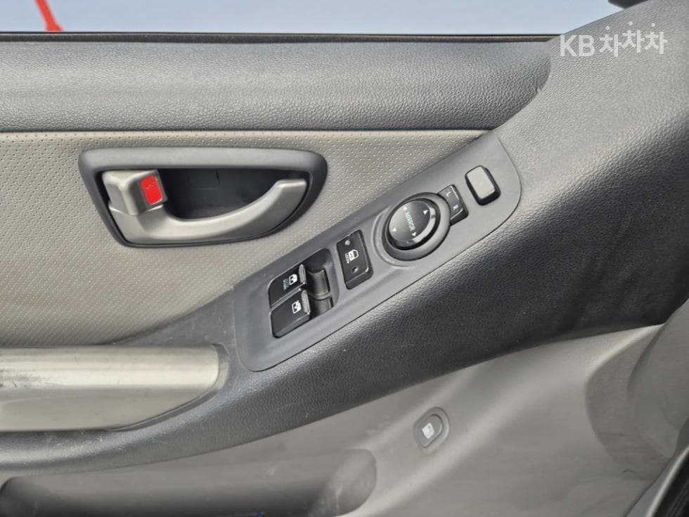 Hyundai Grand Starex5-seater Van CVX Luxury - 17