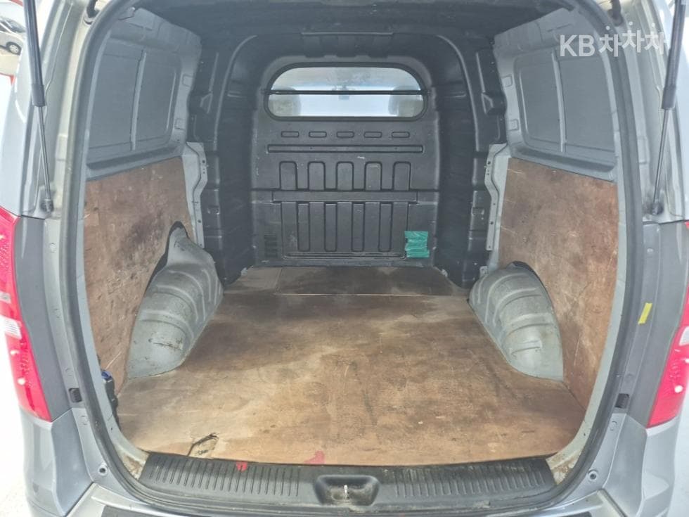 Hyundai Grand Starex5-seater Van CVX Luxury - 18