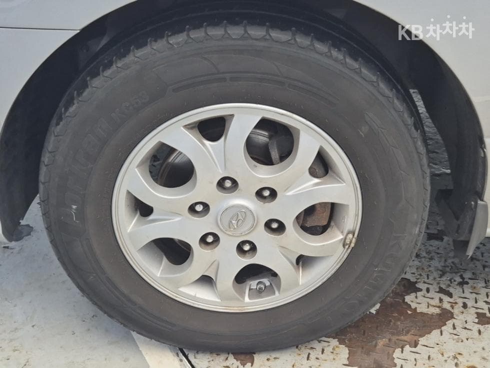 Hyundai Grand Starex5-seater Van CVX Luxury - 19