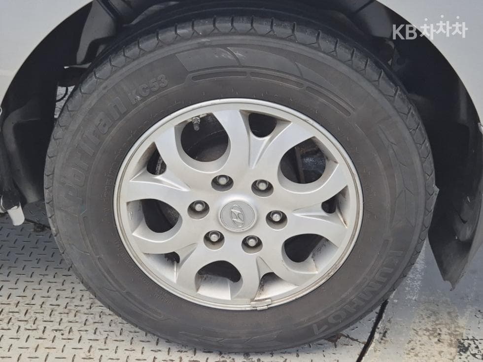 Hyundai Grand Starex5-seater Van CVX Luxury - 20