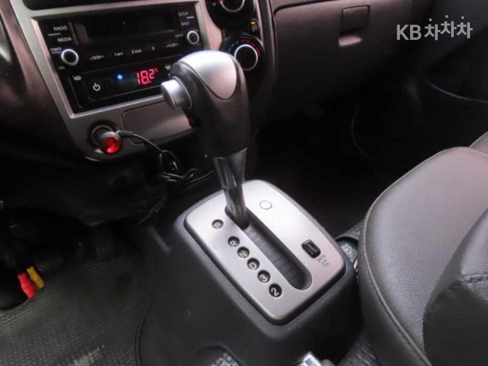 Киа Бонго 3 (лек)1 тон Королевска кабина Удължено междуосие CRDi Лукс - 12