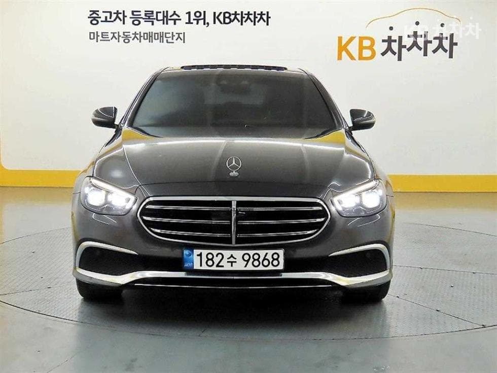 Mercedes-Benz E-Class (W213) E250 Exclusive - Image 1
