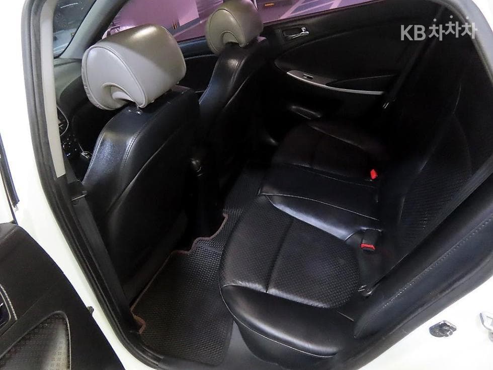 Hyundai Accent(신형)1.6 VGT Premium - 7