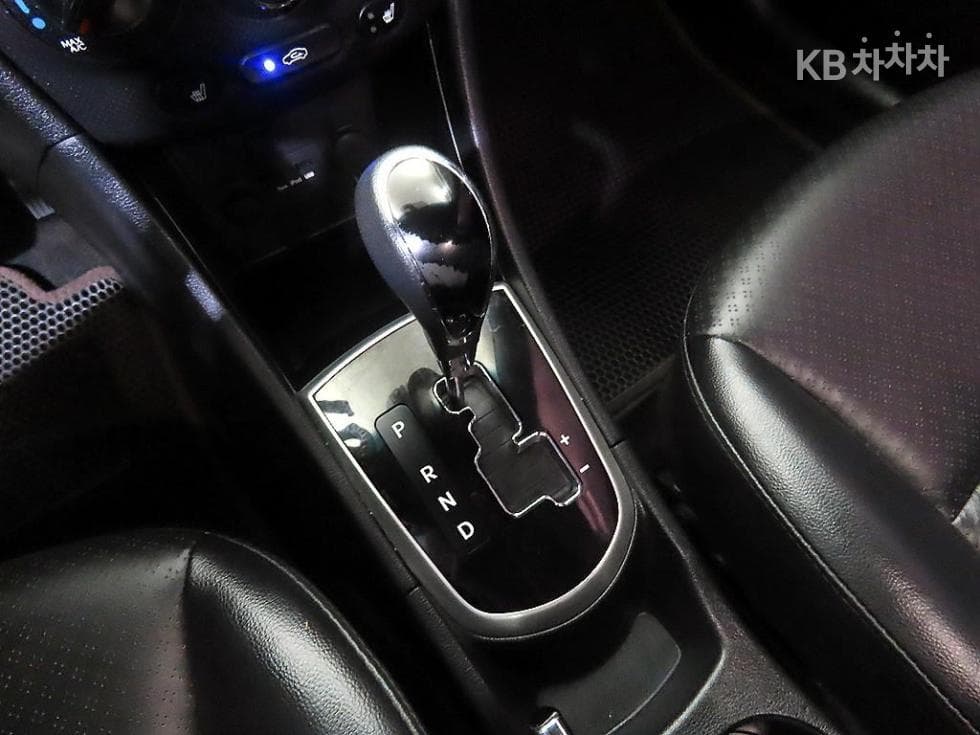 Hyundai Accent(신형)1.6 VGT Premium - 12