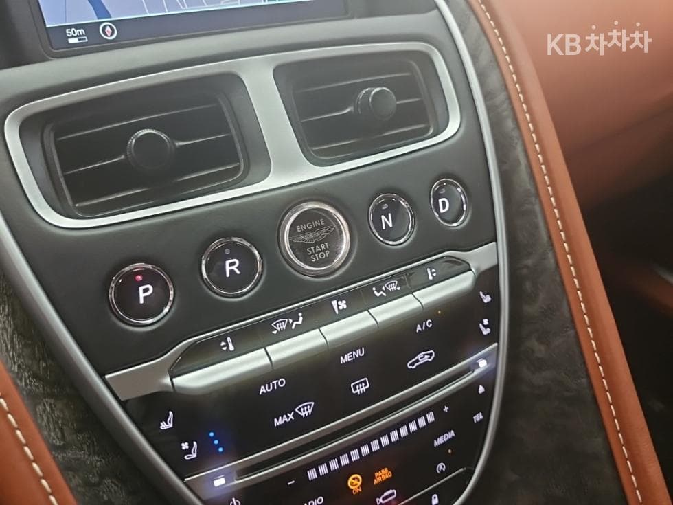 애스턴마틴 DB114.0 V8 Купе - 8
