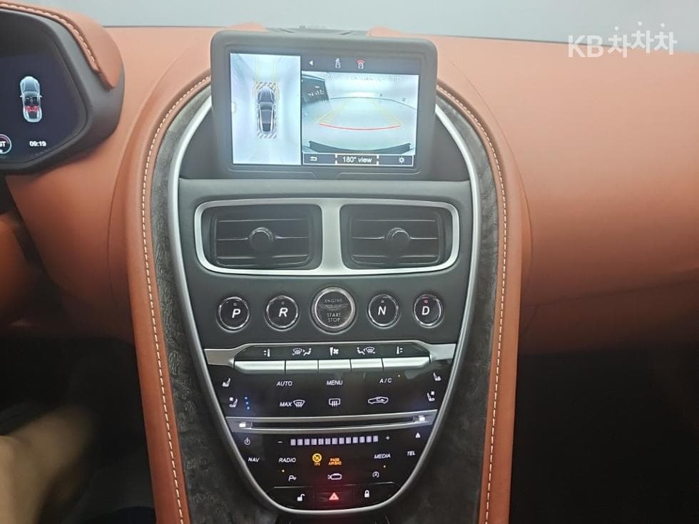 애스턴마틴 DB114.0 V8 Купе - 10