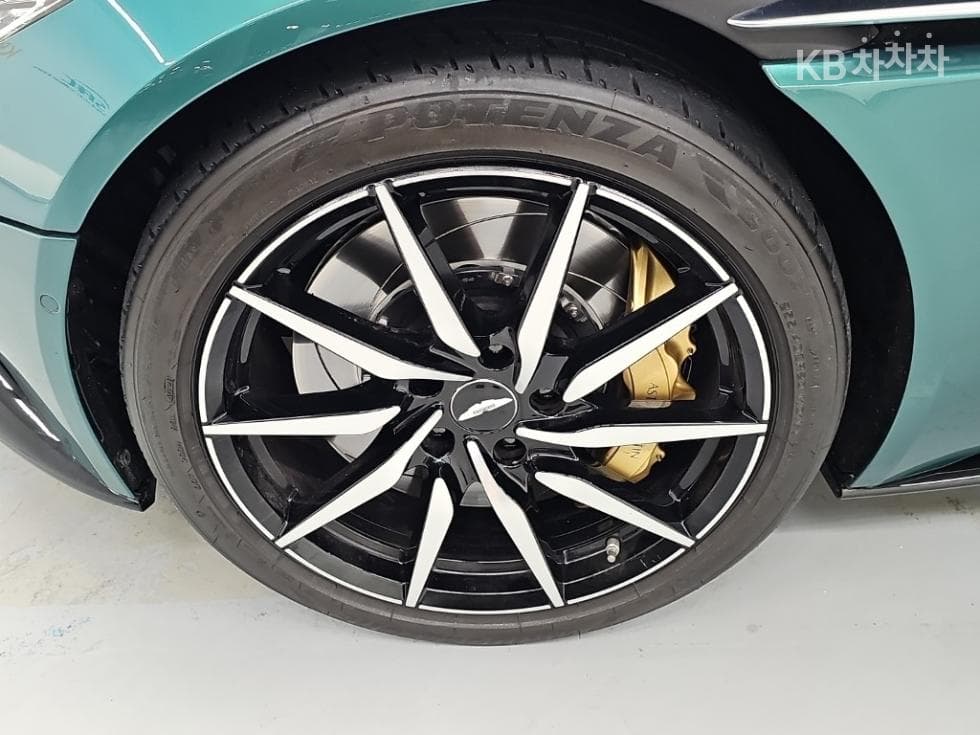 애스턴마틴 DB114.0 V8 Купе - 19