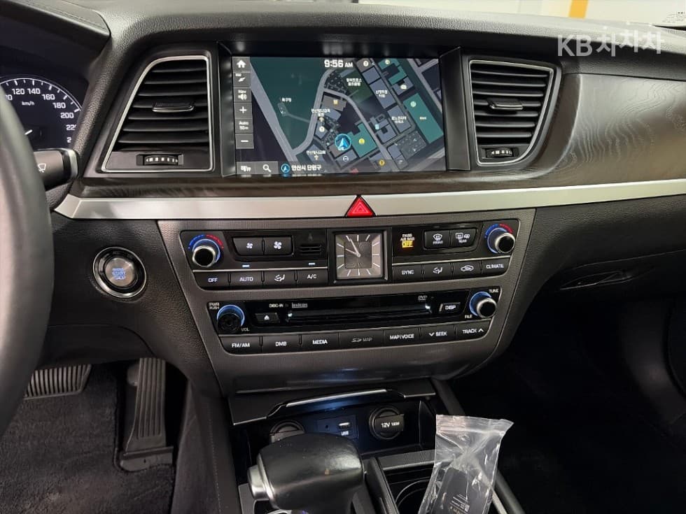 Hyundai GenesisDHG330 Premium AWD - 10