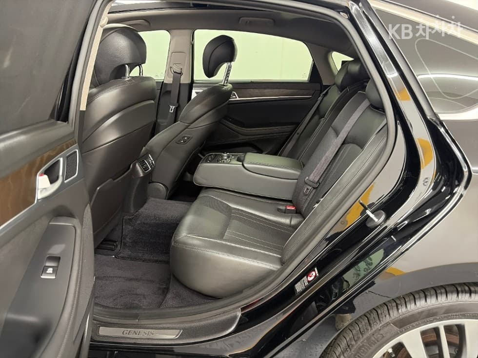 Hyundai GenesisDHG330 Premium AWD - 12