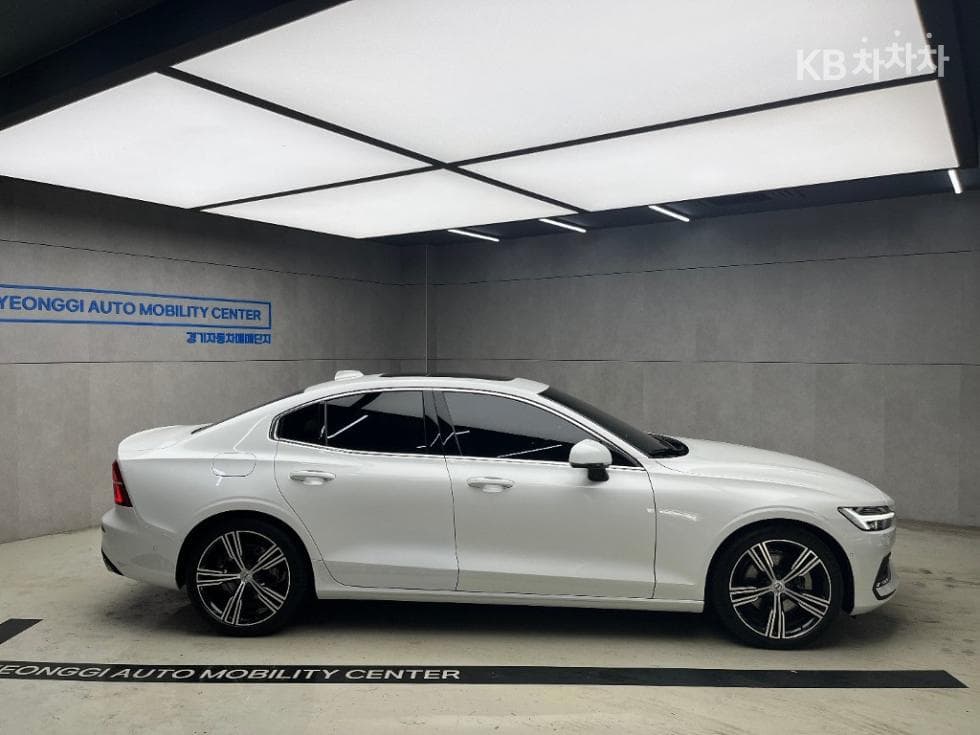 Volvo S60 3-토 поколение2.0 T5 Inscription - 2