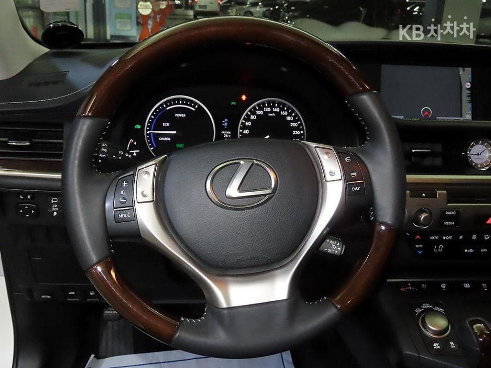 Lexus Нов ES300h Сюприм (висок клас) - 8