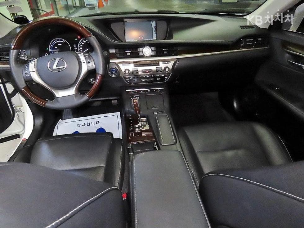 Lexus Нов ES300h Сюприм (висок клас) - 10