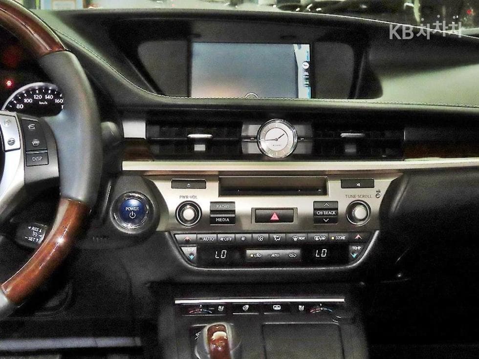 Lexus Нов ES300h Сюприм (висок клас) - 11