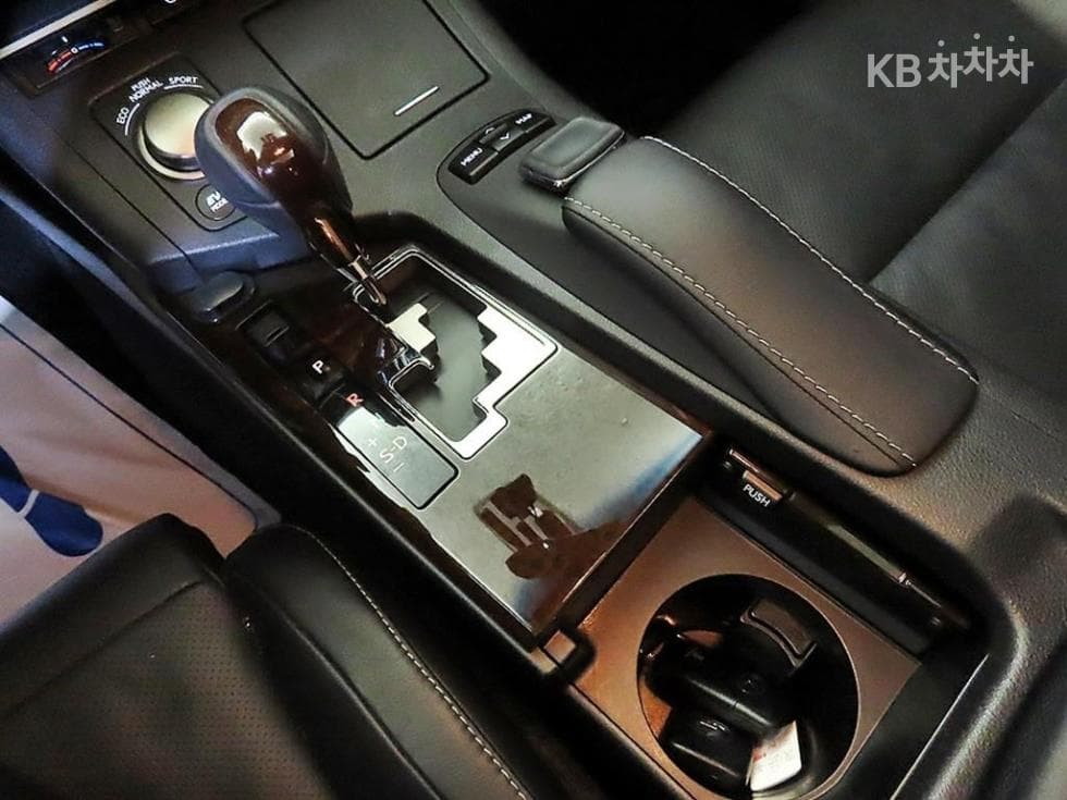 Lexus Нов ES300h Сюприм (висок клас) - 12