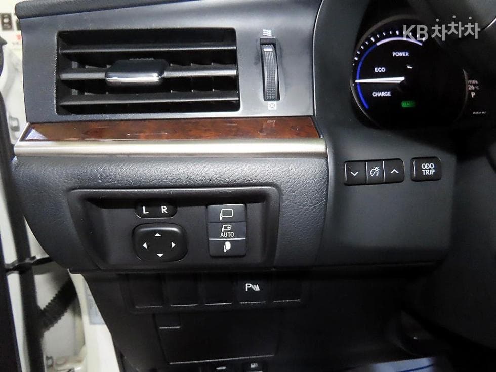 Lexus Нов ES300h Сюприм (висок клас) - 13
