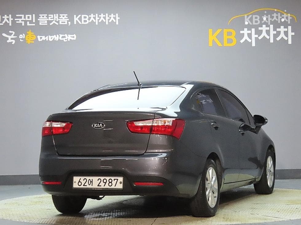 Kia All New Pride / Rio1.4 MPI Sedan Deluxe - 2