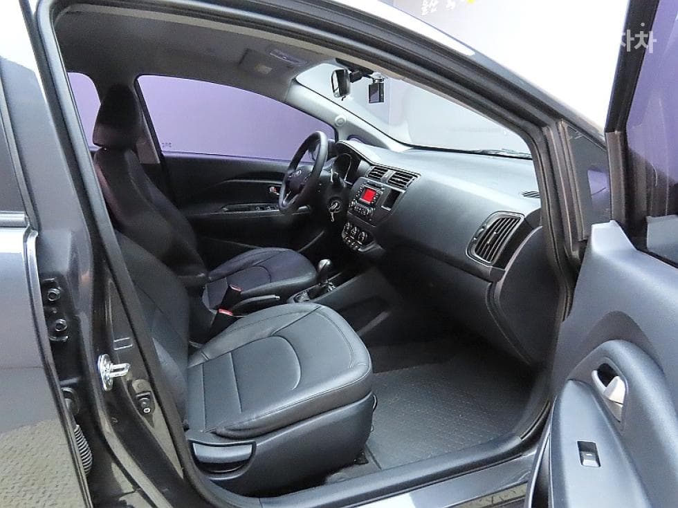 Kia All New Pride / Rio1.4 MPI Sedan Deluxe - 11