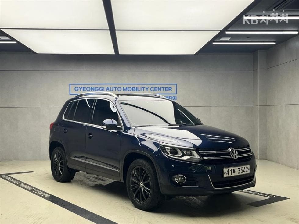 Volkswagen New Tiguan 2.0 Turbo Diesel Injection 컴포트 5N - Image 1