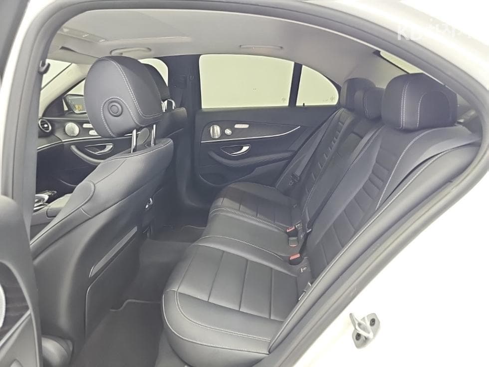 Mercedes-Benz E-Class (W213)E300 Avantgarde - 12