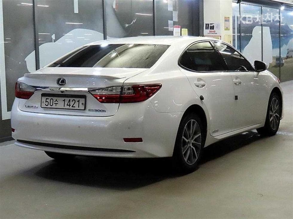 Lexus New ES300h Supreme (High Trim)+ - 4