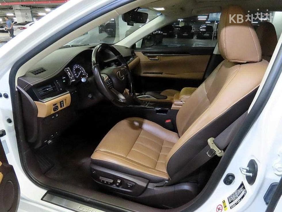 Lexus New ES300h Supreme (High Trim)+ - 6