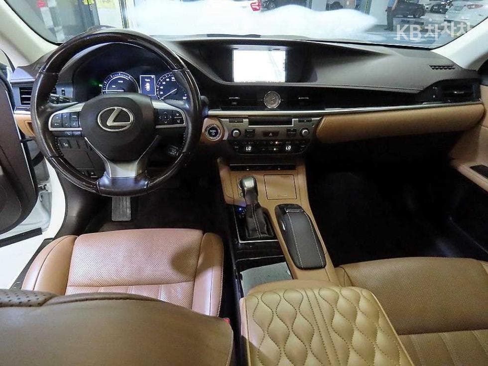 Lexus New ES300h Supreme (High Trim)+ - 10