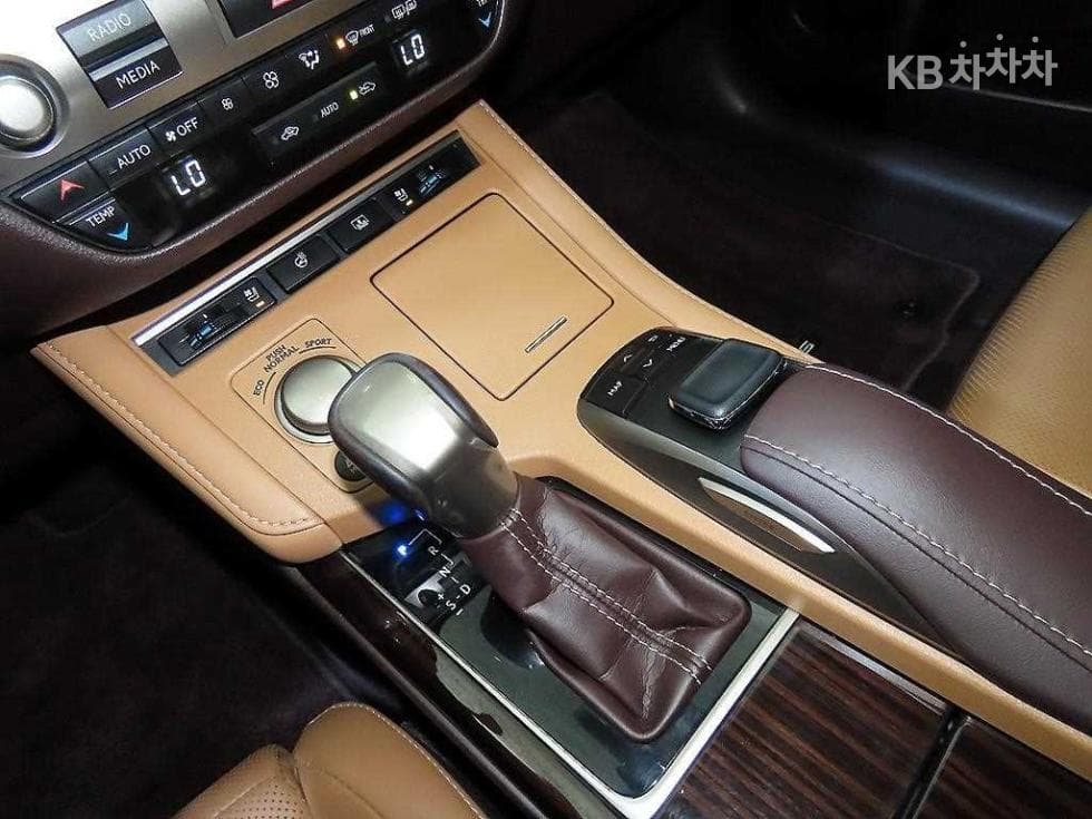 Lexus New ES300h Supreme (High Trim)+ - 12