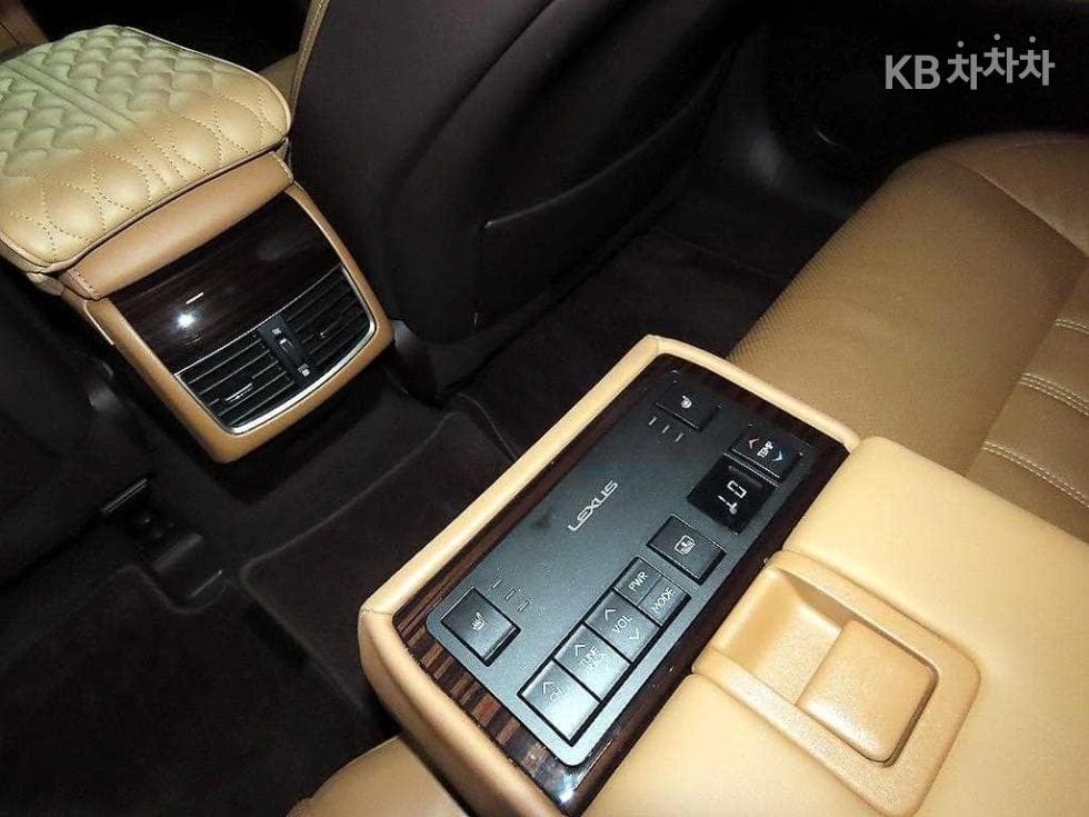 Lexus New ES300h Supreme (High Trim)+ - 17
