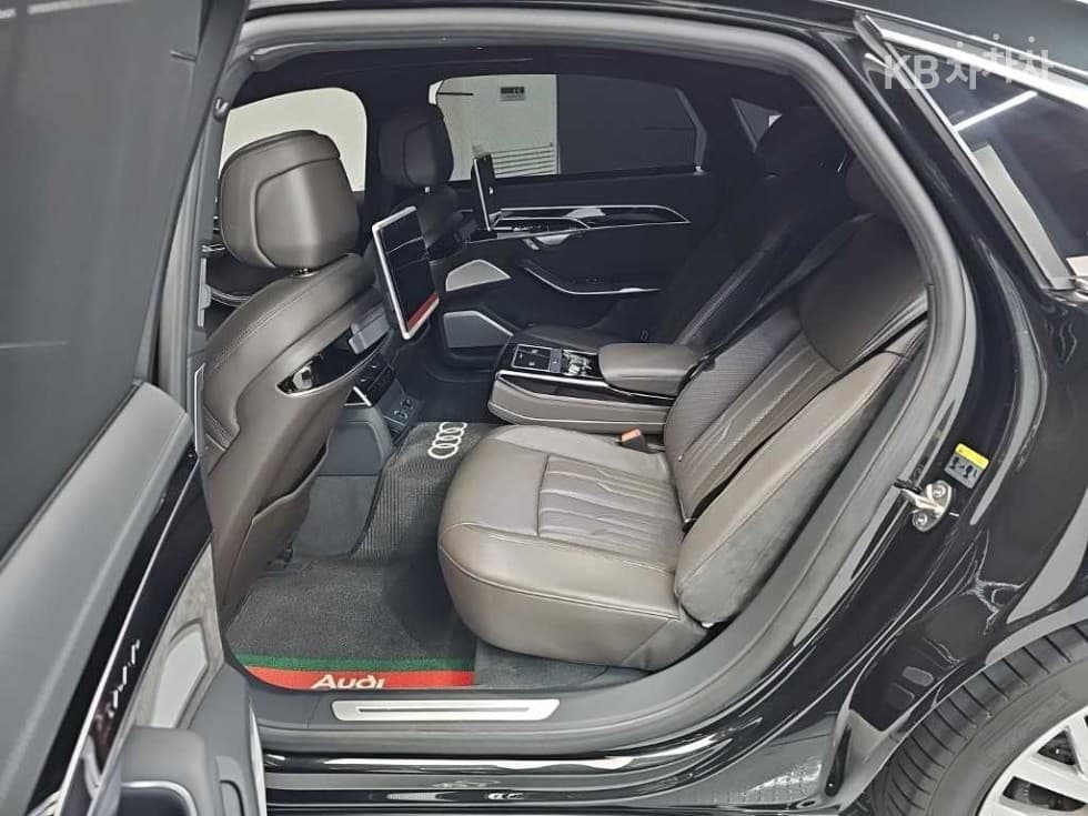 Audi A8 (D5)55 TFSI Quattro LWB - 12