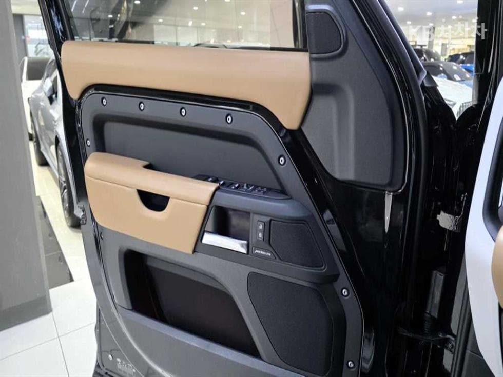 Land Rover 디펜더(L663)110 P300 X-DYN SE - 10