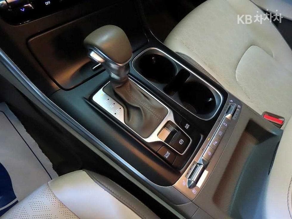 Kia Carnival 4th generationD2.2 9-seater Prestige - 12