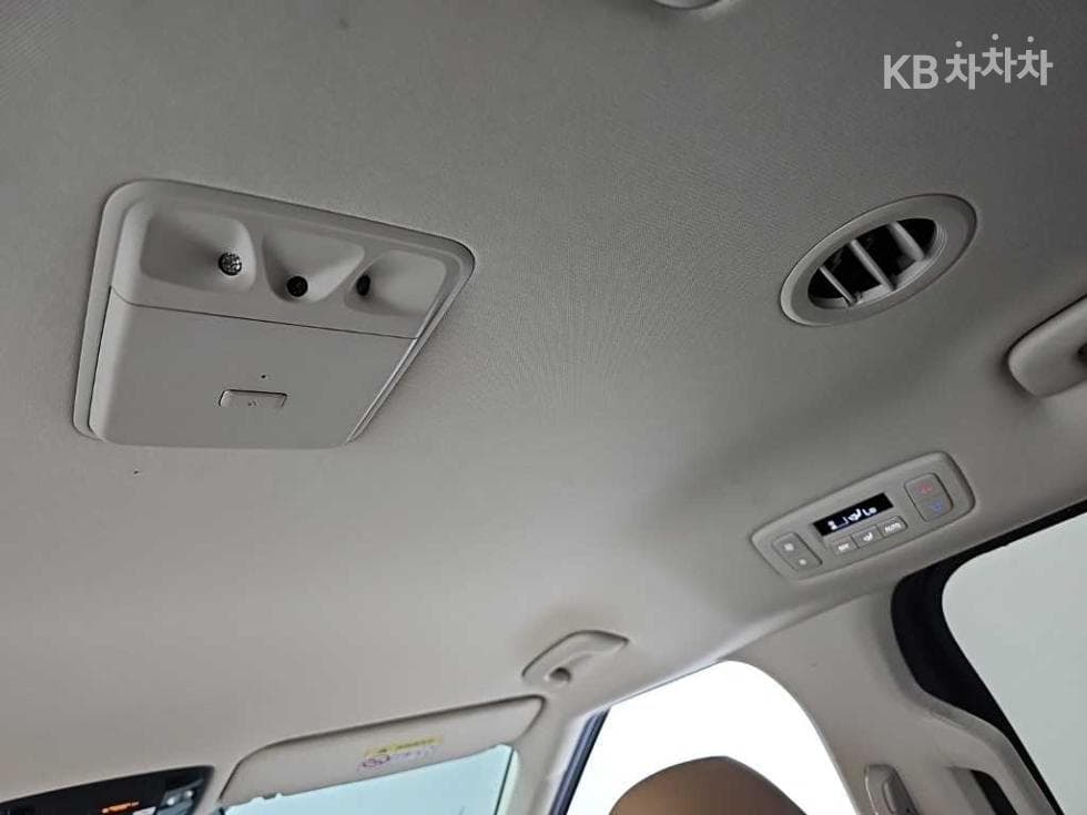 Kia Carnival 4th generationD2.2 9-seater Prestige - 14