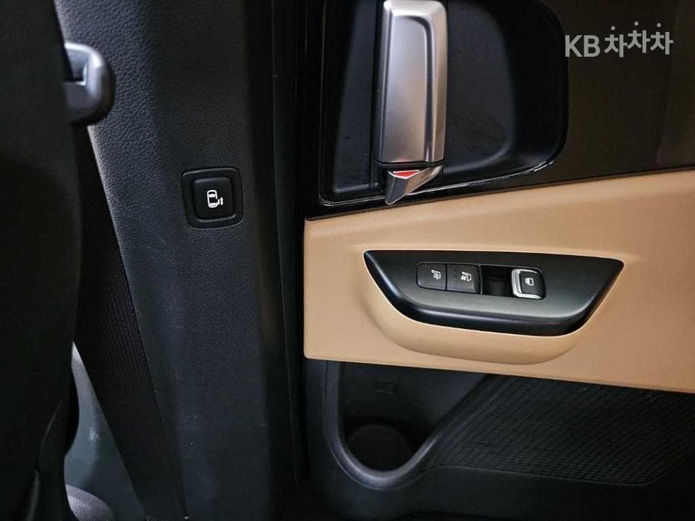 Kia Carnival 4th generationD2.2 9-seater Prestige - 15