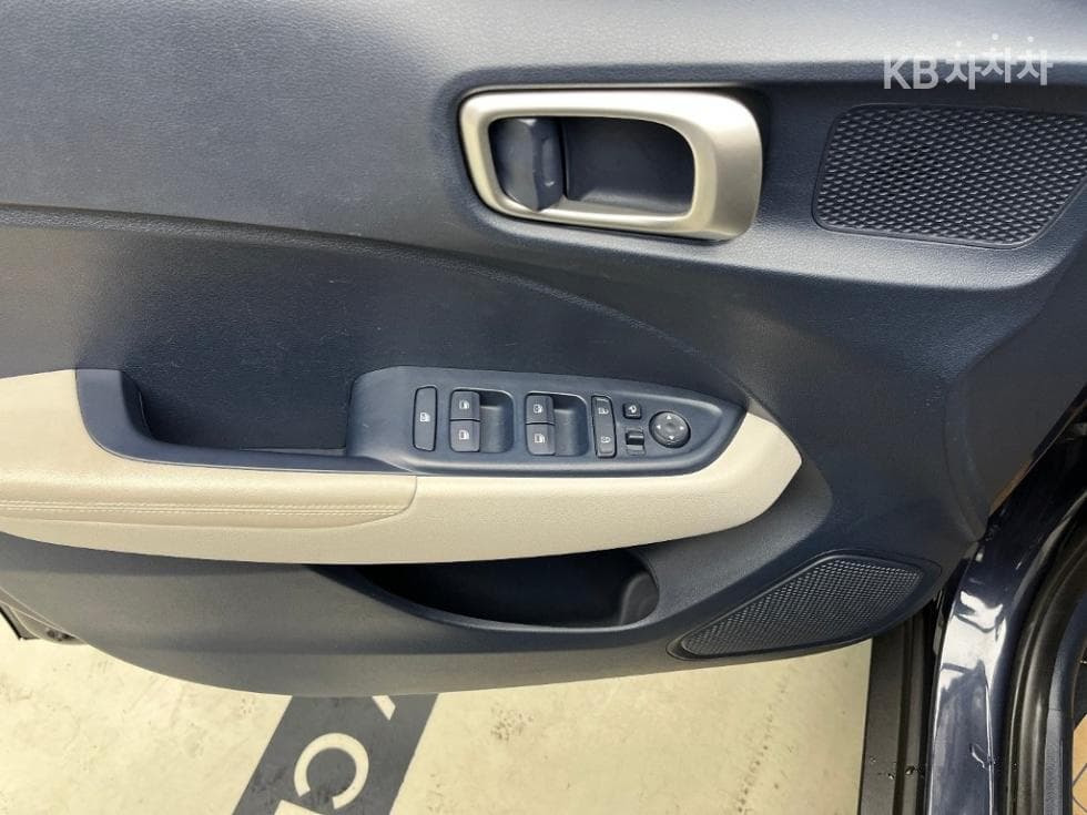 Hyundai VenueGasoline 1.6 FLUX - 11
