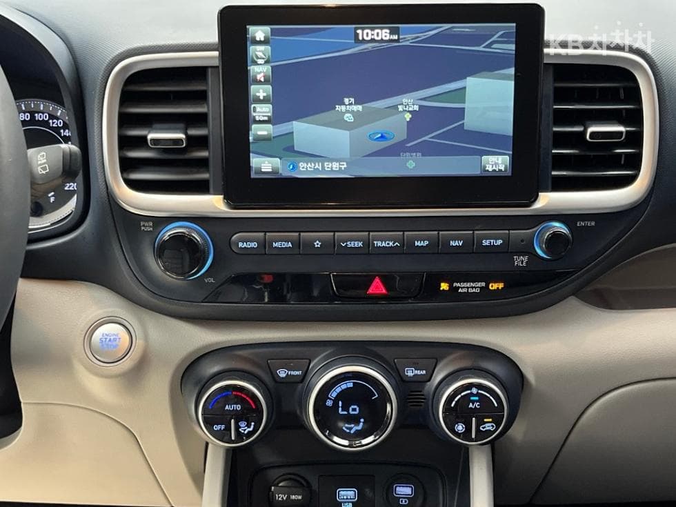 Hyundai VenueGasoline 1.6 FLUX - 12